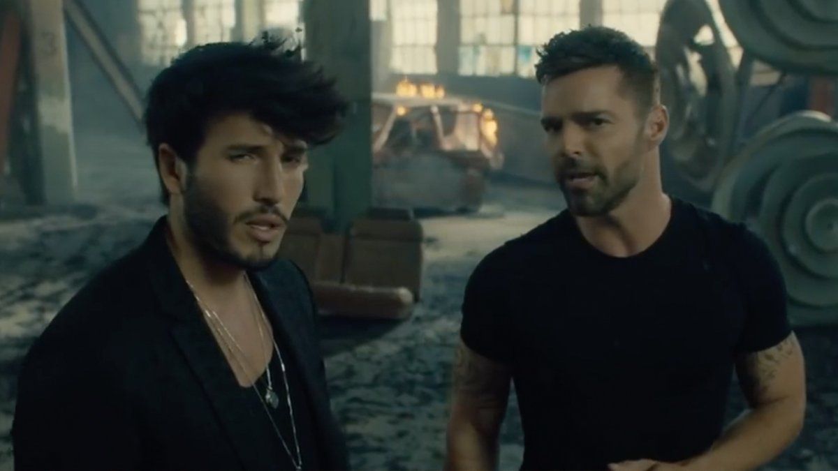 Sebastián Yatra se quitó la remera y Ricky Martín le encantó