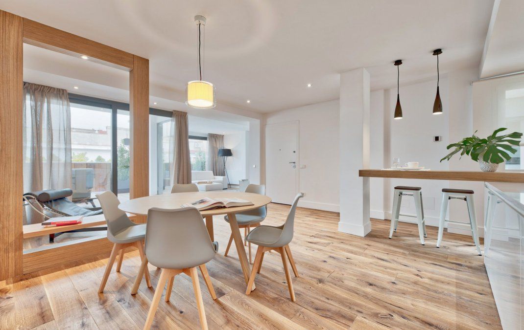 La luz artificial puede jugar un papel decisivo porque en función de cómo ilumines tu casa podrás generar estímulos que evoquen una sensación placentera.