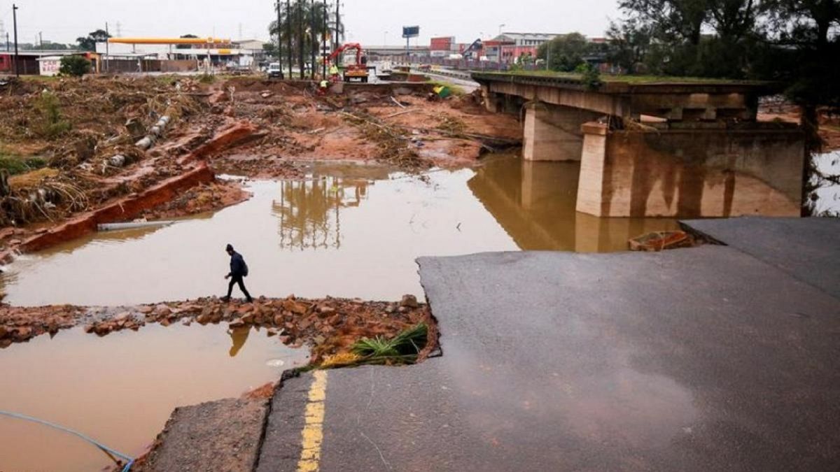 Las lluvias torrenciales y los desprendimientos de tierra provocaron el caos en la ciudad portuaria de 3,9 millones de habitantes, debido a carreteras destrozadas, puentes derrumbados y canalizaciones abiertas.