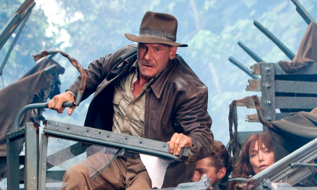 Las primeras imágenes del set de grabaciones no muestran a Harrison Ford, de hecho brillan por su ausencia, sin embargo, podemos observar a un doble de acción montado en una motocicleta con una máscara. Las primeras imágenes del set de grabaciones no muestran a Harrison Ford, de hecho brillan por su ausencia, sin embargo, podemos observar a un doble de acción montado en una motocicleta con una máscara.
