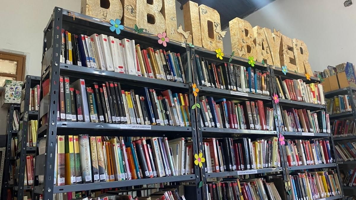 Con 16.000 libros disponibles, la Biblioteca Bayer abre sus puertas de lunes a viernes, de 9 a 12 y de 15 a 18, con un taller de ajedrez los sábados. Con 16.000 libros disponibles, la Biblioteca Bayer abre sus puertas de lunes a viernes, de 9 a 12 y de 15 a 18, con un taller de ajedrez los sábados.