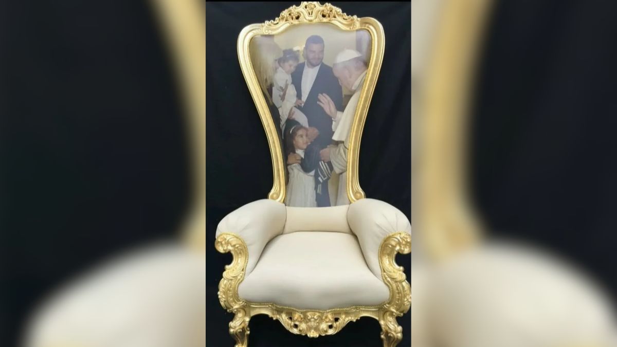 El sillón de Eliana Guercio con la foto del papa Francisco. El sillón de Eliana Guercio con la foto del papa Francisco.