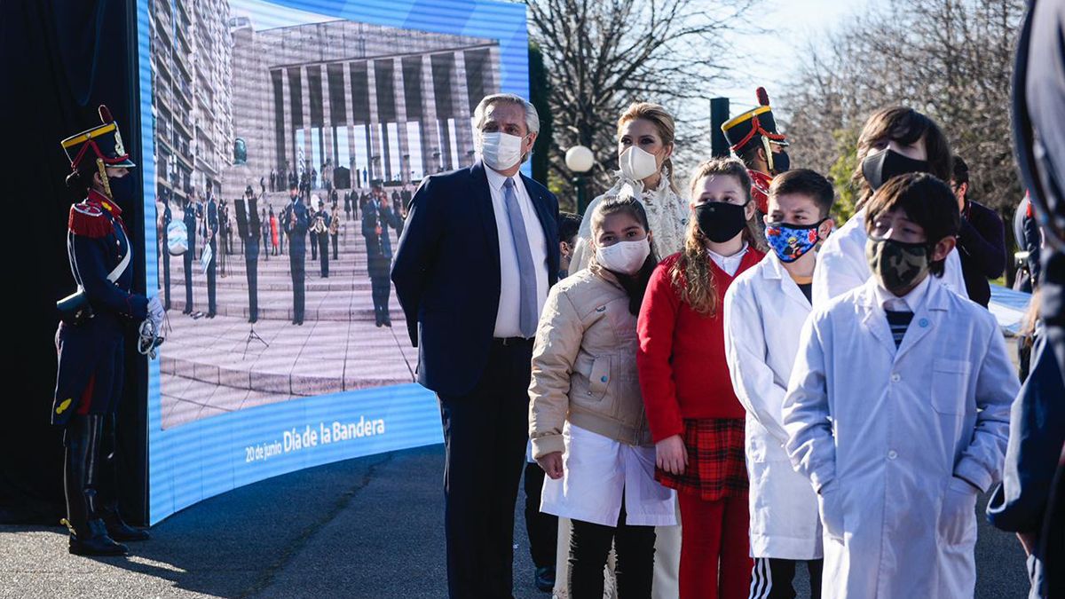 El presidente habló ante un grupo de alumnos de cuarto grado, preparados para el juramento a la bandera.