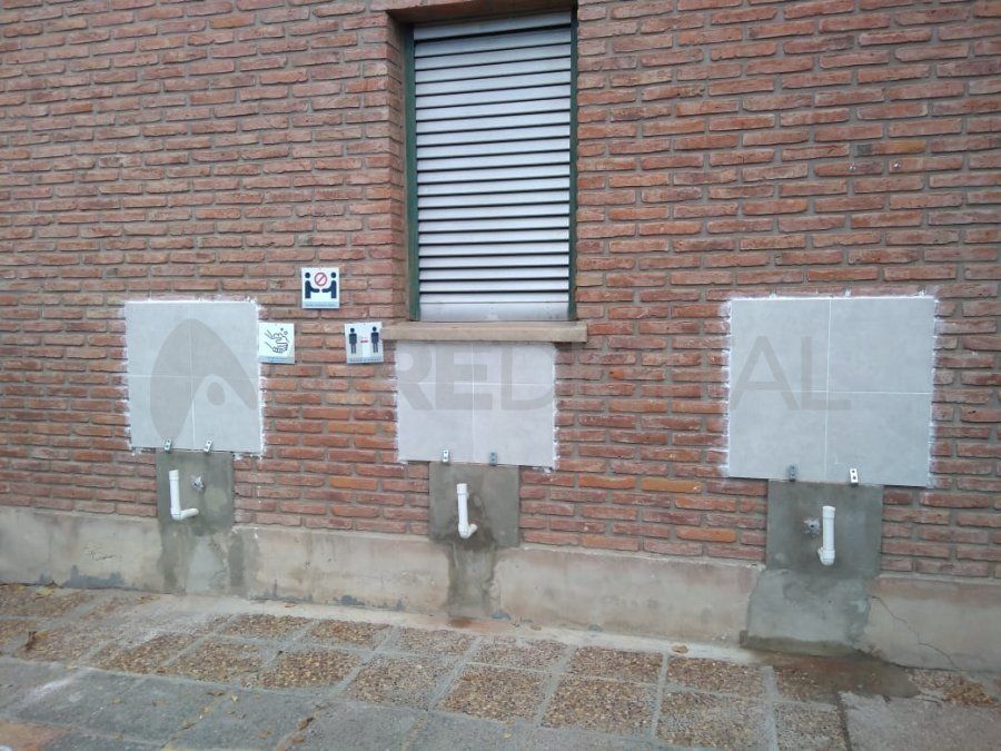 Los piletones fueron puestos hace pocos meses para mantener el lavado regular de manos de los niños, en el contexto de pandemia.