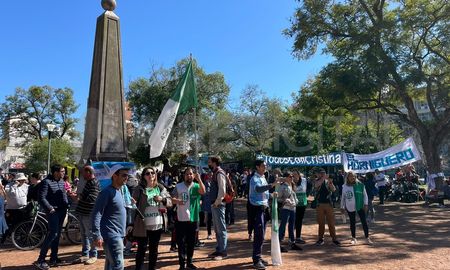 Cientos de santafesinos se movilizaron en defensa de Cristina y de la democracia. Cientos de santafesinos se movilizaron en defensa de Cristina y de la democracia.