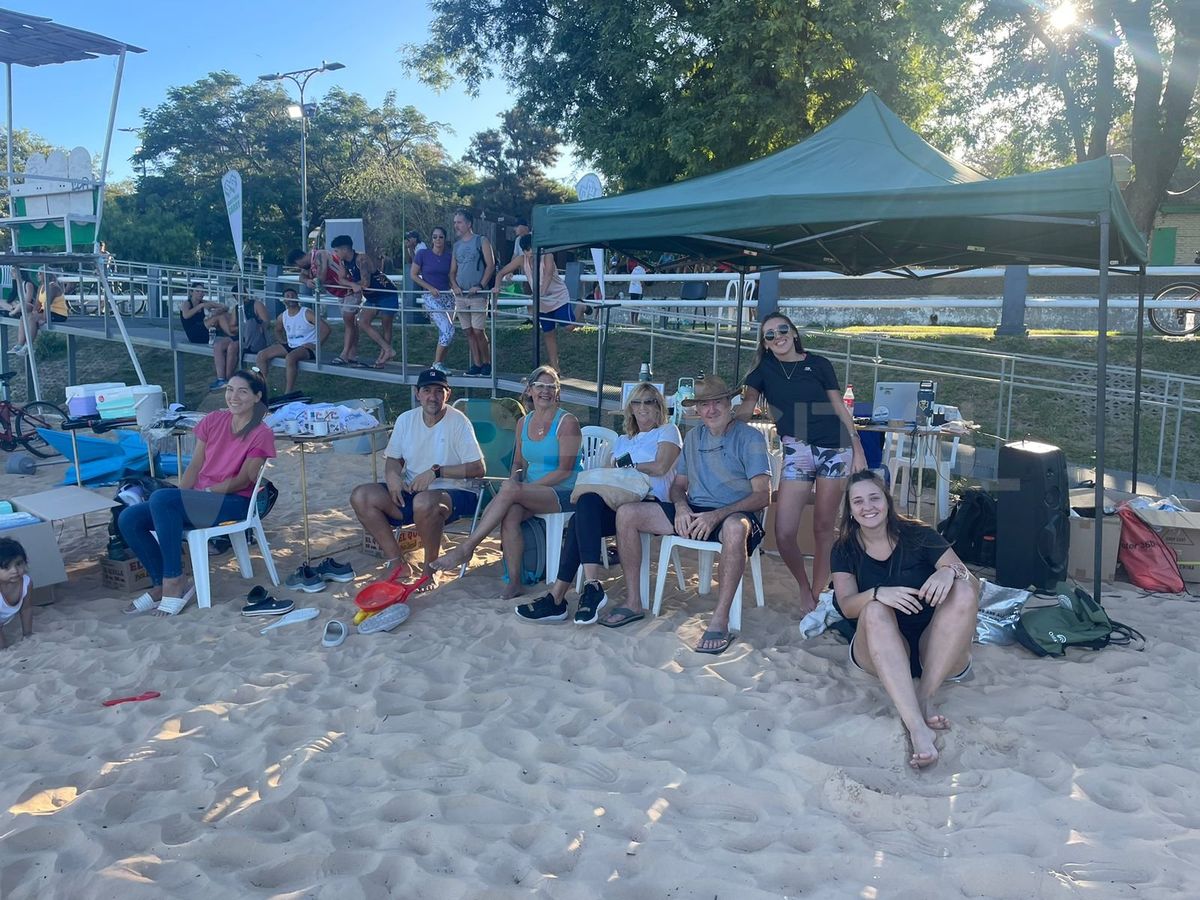 Más de 100 personas de todo el país participa del torneo de Beach Tenis. Más de 100 personas de todo el país participa del torneo de Beach Tenis.