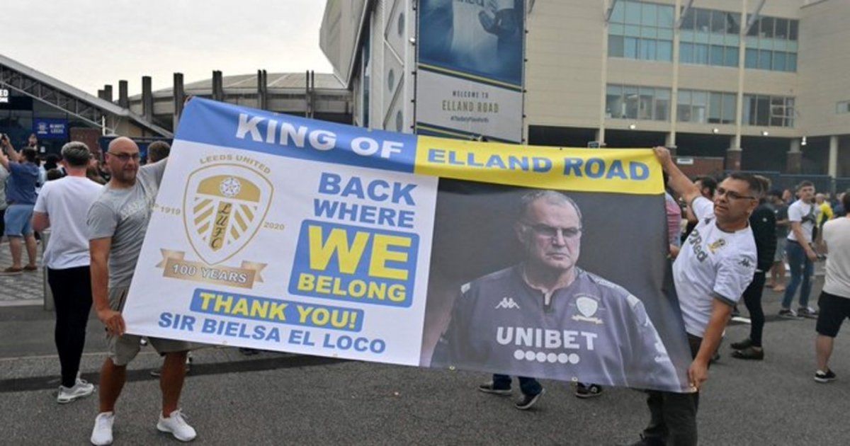 Los hinchas del Leeds se agolparon en el domicilio del entrenador santafesino para saludarlo tras el ascenso.