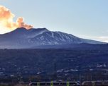 foto: el volcan etna exhala una fumarola a puro amor