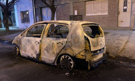 Un Volkswagen Up quedó destruido tras ser blanco de un incendio Un Volkswagen Up quedó destruido tras ser blanco de un incendio