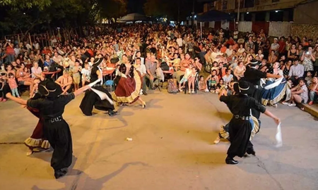 Escándalo en Córdoba: choripanes y porción de locro hasta en seis cuotas en un festival folklórico Escándalo en Córdoba: choripanes y porción de locro hasta en seis cuotas en un festival folklórico