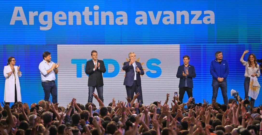 El presidente Alberto Fernández y los candidatos del Frente de Todos hablaron en un noche difícil.