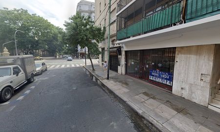 La mujer y su pareja tropezaron con un pozo que se encuentra frente al numeral 797, en calle Riobamba. La mujer y su pareja tropezaron con un pozo que se encuentra frente al numeral 797, en calle Riobamba.