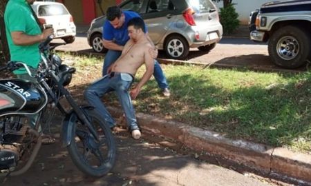 Discutió con su novia y se arrancó los ojos con sus propias manos