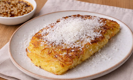 El pancake coreano va acompañado de una salsa de soja. El pancake coreano va acompañado de una salsa de soja.