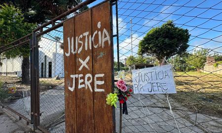 En una de las chapas que forman parte del cerramiento del predio todavía se puede leer la inscripción “Justicia por Jere”, junto a flores y carteles que vecinos dejaron. En una de las chapas que forman parte del cerramiento del predio todavía se puede leer la inscripción “Justicia por Jere”, junto a flores y carteles que vecinos dejaron.