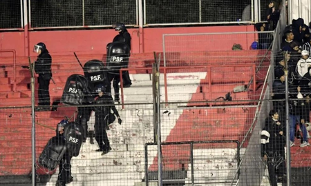 Importantes incidentes entre los hinchas de Newells y Corinthians. Importantes incidentes entre los hinchas de Newells y Corinthians.