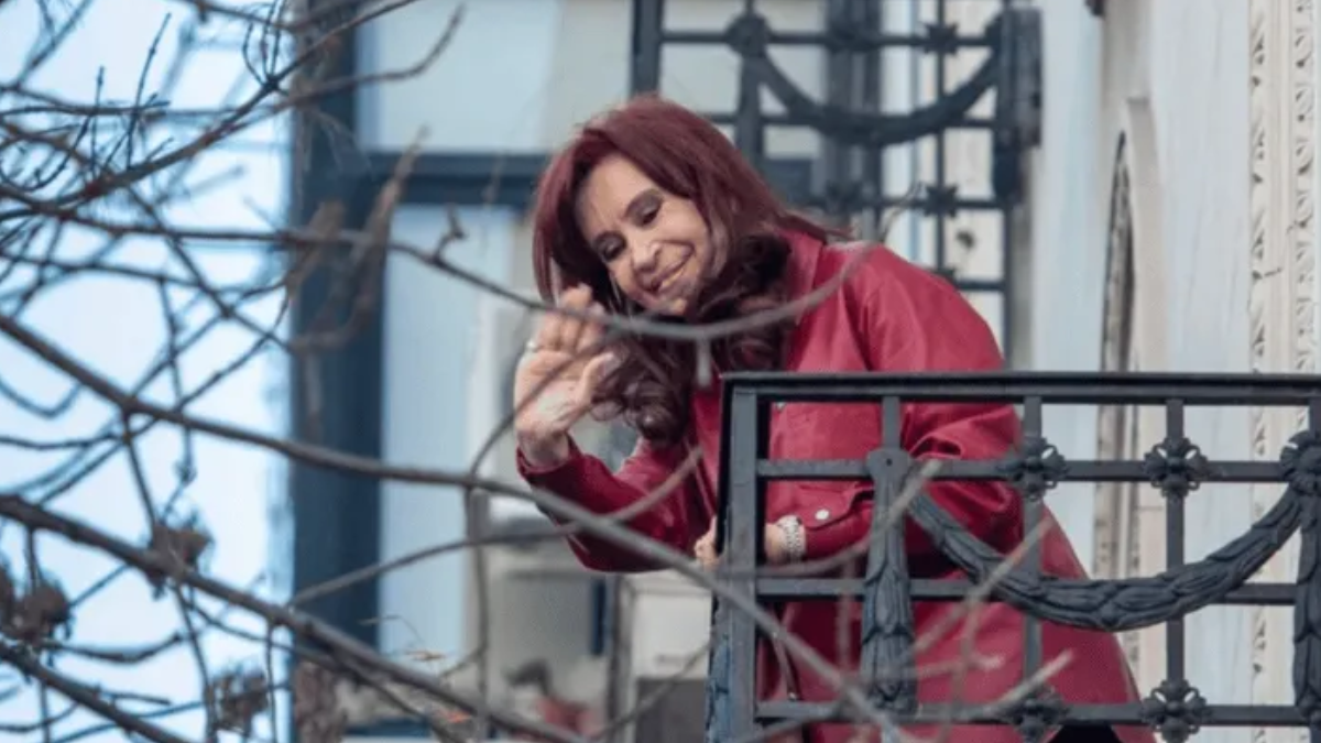 Aseguran que Cristina Kirchner quiere sacarse la tobillera electrónica porque no puede usar medias de seda y chupines