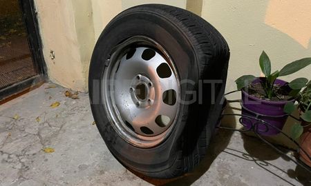 Así quedó la rueda tras chocar contra un objeto de gran tamaño. Así quedó la rueda tras chocar contra un objeto de gran tamaño.