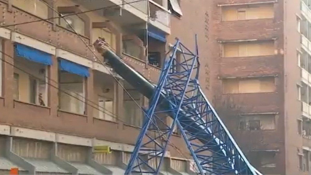 Tres muertos por el derrumbe de una grúa en Turín. Los bomberos trataron de extraerlos de la estructura metálica.