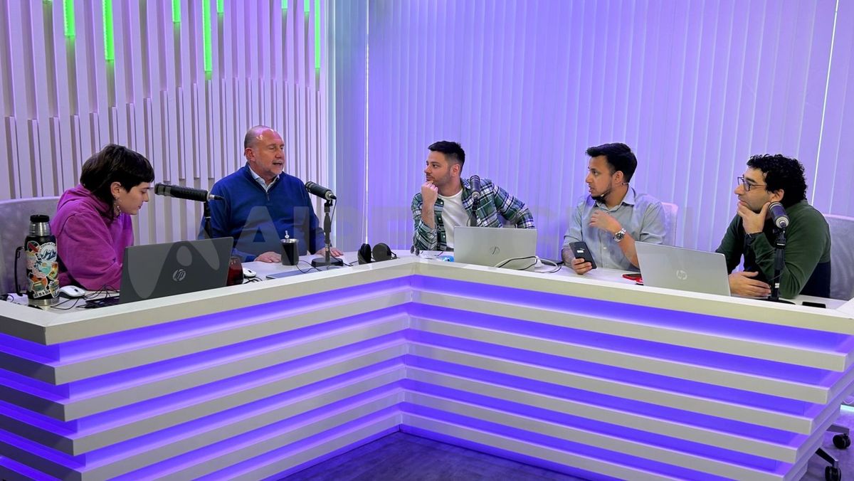 Mate de por medio, el gobernador de Santa Fe y candidato a diputado provincial Omar Perotti visitó este lunes los estudios de AIRE y mantuvo una extensa entrevista con el equipo de Santa Siesta. Mate de por medio, el gobernador de Santa Fe y candidato a diputado provincial Omar Perotti visitó este lunes los estudios de AIRE y mantuvo una extensa entrevista con el equipo de Santa Siesta.