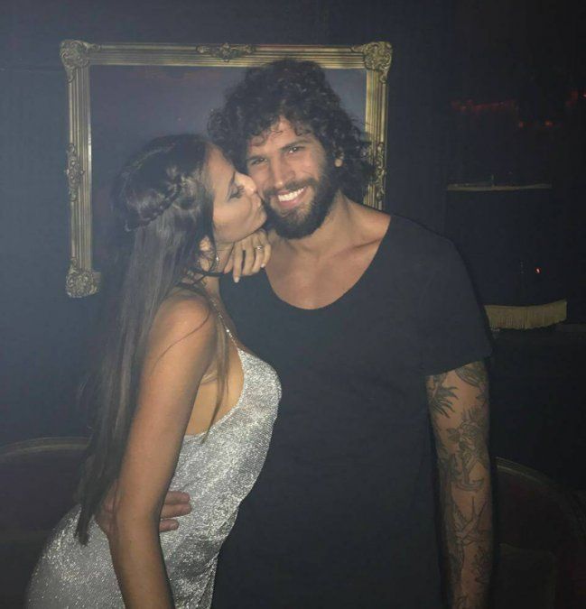 Paz Cornú espera mellizos junto a su esposo. 