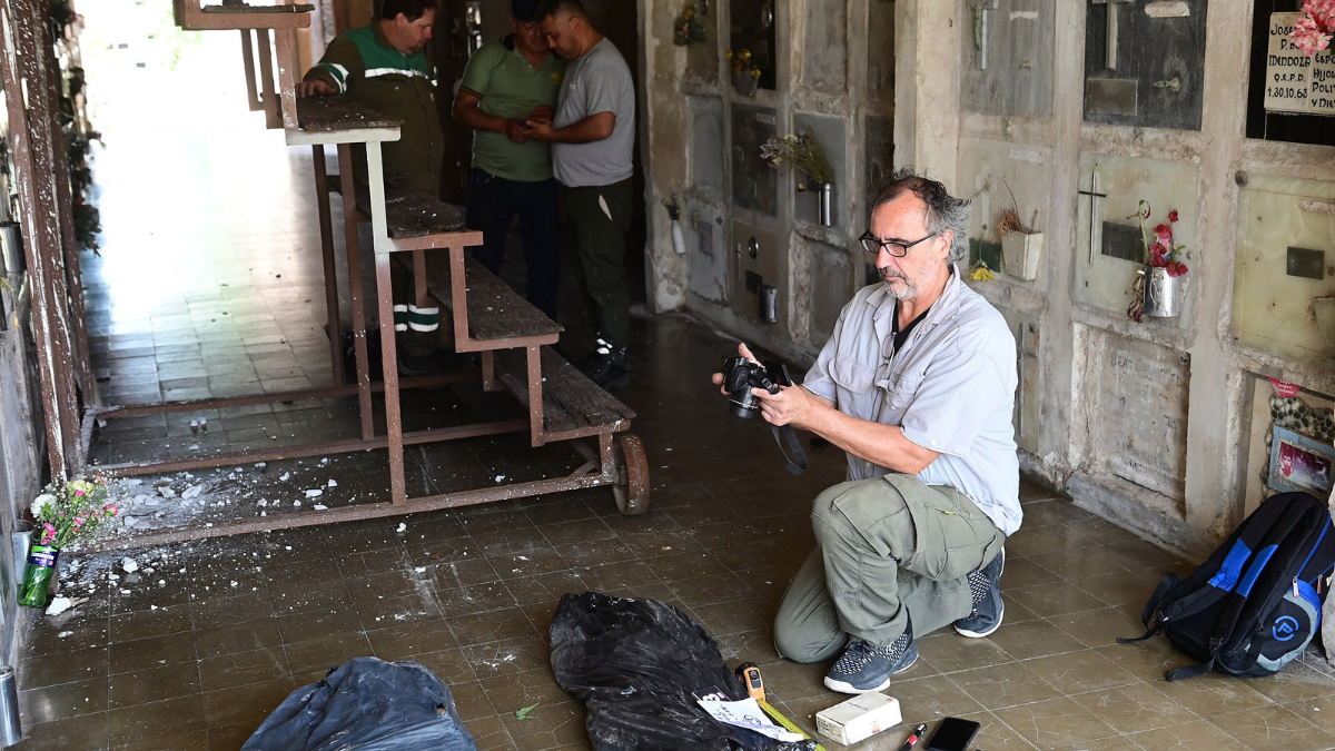 El equipo de Antropología Forense analiza los restos de cinco cuerpos sin identificar en el Cementerio Municipal de Santa Fe.