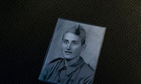 Andreu Canet, exsoldado español que lamenta la maldición de su año de nacimiento. Andreu Canet, exsoldado español que lamenta la maldición de su año de nacimiento.