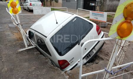 Un Volkswagen Gol cayó en un pozo señalizado por un corralito de Aguas Santafesinas. Un Volkswagen Gol cayó en un pozo señalizado por un corralito de Aguas Santafesinas.
