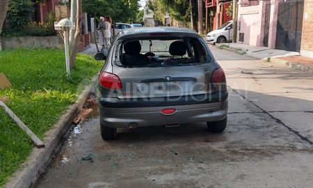 intentaba incendiar un auto por una supuesta venganza y los vecinos apagaron el fuego intentaba incendiar un auto por una supuesta venganza y los vecinos apagaron el fuego