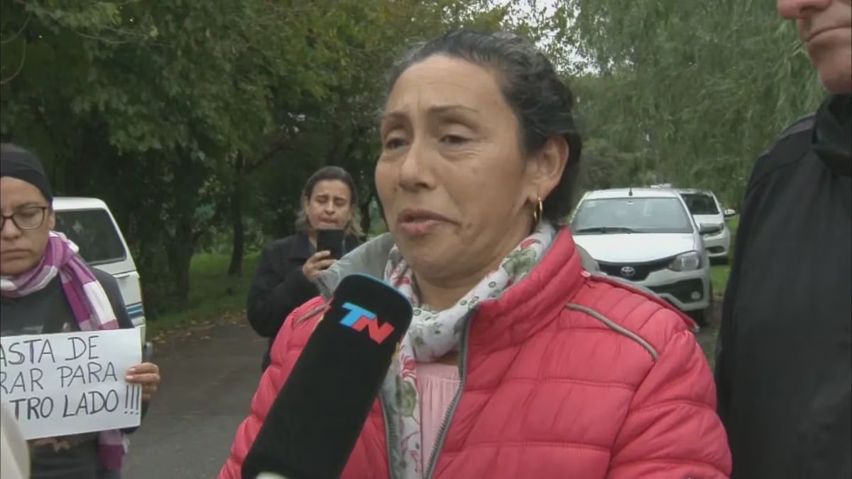 La madre de Analía y los vecinos se reunieron en la esquina donde la joven fue atacada para exigir justicia y seguridad en Berazategui. La madre de Analía y los vecinos se reunieron en la esquina donde la joven fue atacada para exigir justicia y seguridad en Berazategui.
