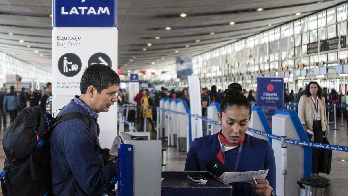 La aerol&iacute;nea anunci&oacute; que no volar&aacute; m&aacute;s en el interior del pa&iacute;s y peligran las fuentes de trabajo.&nbsp;