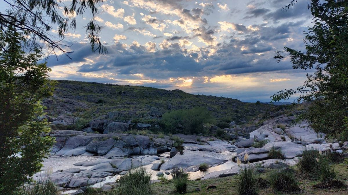 Escapada a un salto de agua escondido en Córdoba con paisajes de película.