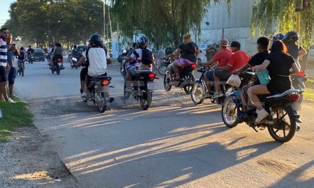 Un encuentro de motos reunió a más de 2500 personas en Ángel Gallardo. Vecinos expresaron su repudio ante estos hechos, mientras que el intendente de Monte Vera manifestó que fue ordenado. Un encuentro de motos reunió a más de 2500 personas en Ángel Gallardo. Vecinos expresaron su repudio ante estos hechos, mientras que el intendente de Monte Vera manifestó que fue ordenado.