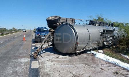 Agentes de la Policía de Seguridad Vial redujo la calzada hasta retirar el vehículo de la zona. Agentes de la Policía de Seguridad Vial redujo la calzada hasta retirar el vehículo de la zona.