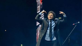 En medio de una crisis marcada por el caso del diputado José Luis Espert, este sábado llega a Santa Fe el presidente Javier Milei.