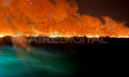 El incendio de importantes dimensiones se produjo en la Ruta Nacional 11, entre la Curva Fraga y Arroyo Los Padres. El incendio de importantes dimensiones se produjo en la Ruta Nacional 11, entre la Curva Fraga y Arroyo Los Padres.