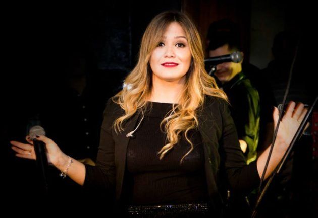 La foto al desnudo y reflexiva de Karina