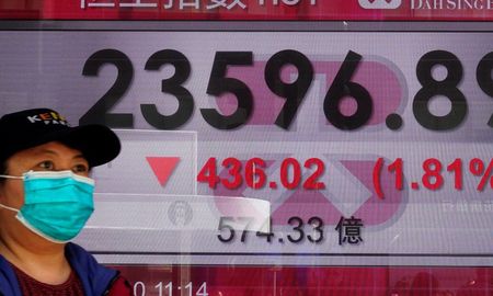En Asia, las acciones destacadas en Shanghái bajaron un 3% en la noche, incluso a pesar de que el banco central chino sorprendió con una nueva ronda de inyecciones de liquidez en el sistema financiero. El índice Hang Seng de Hong Kong perdió un 3,4%. En Asia, las acciones destacadas en Shanghái bajaron un 3% en la noche, incluso a pesar de que el banco central chino sorprendió con una nueva ronda de inyecciones de liquidez en el sistema financiero. El índice Hang Seng de Hong Kong perdió un 3,4%.