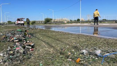 Un camión que transportaba vidrio molido por Circunvalación Oeste perdió la carga en medio de la calle