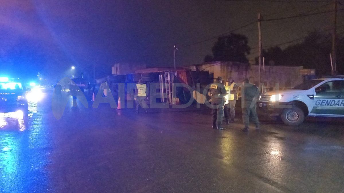 Gendarmería y personal municipal trabajaron en el lugar para desviar el tránsito y liberar la calzada. Gendarmería y personal municipal trabajaron en el lugar para desviar el tránsito y liberar la calzada.