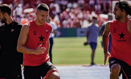 Colón realizó los trabajos precompetitivos del clásico santafesino con una indumentaria que recuerda el título obtenido en 2021. Colón realizó los trabajos precompetitivos del clásico santafesino con una indumentaria que recuerda el título obtenido en 2021.