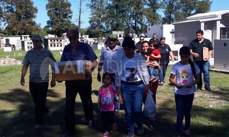 La familia de Rosalía traslada los restos de la joven en una pequeña urna para darle sepultura en el cementerio comunal de Fortín Olmos La familia de Rosalía traslada los restos de la joven en una pequeña urna para darle sepultura en el cementerio comunal de Fortín Olmos