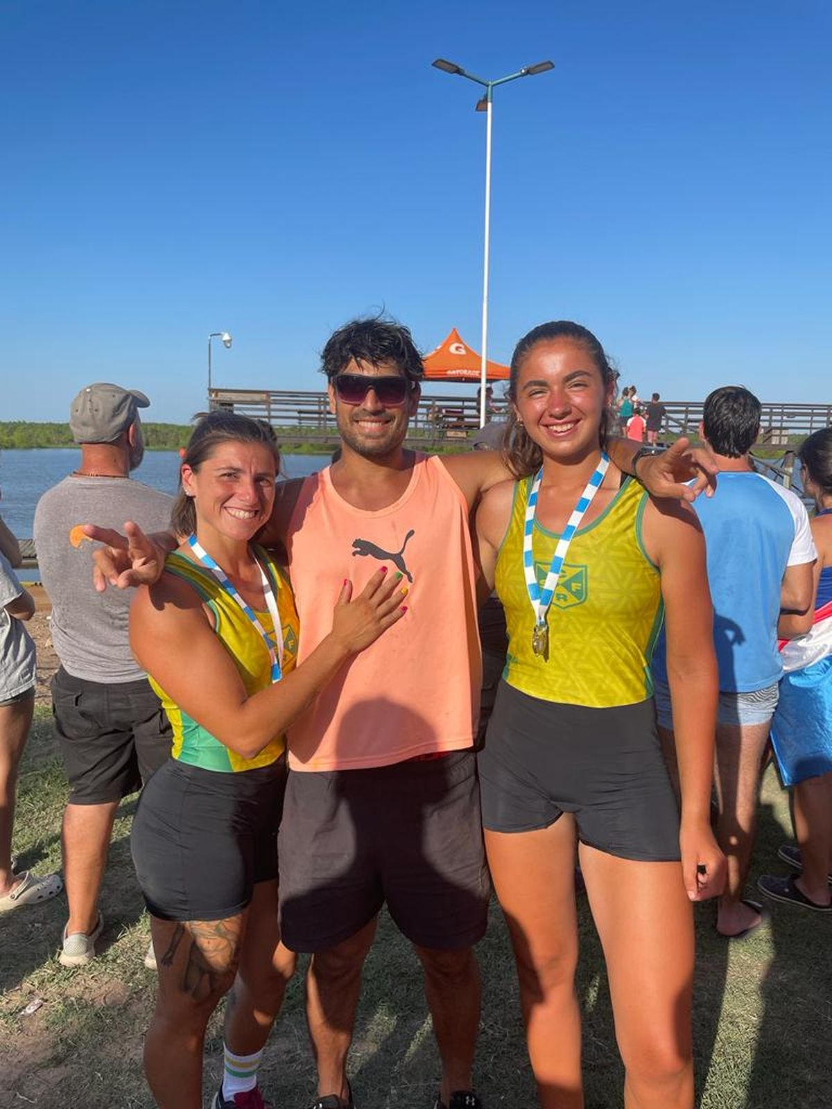 Mauro Hoyos (centro) e Ingrid Marcipar (derecha).