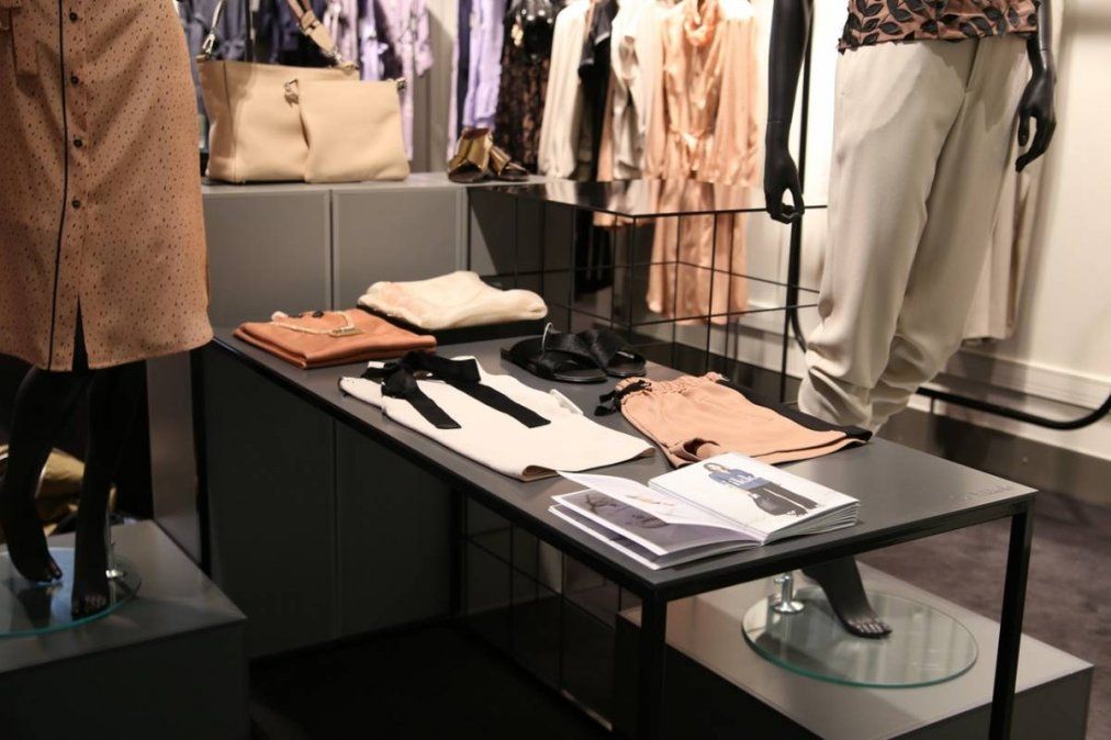 Aprende a combinar la ropa en tu armario por los colores