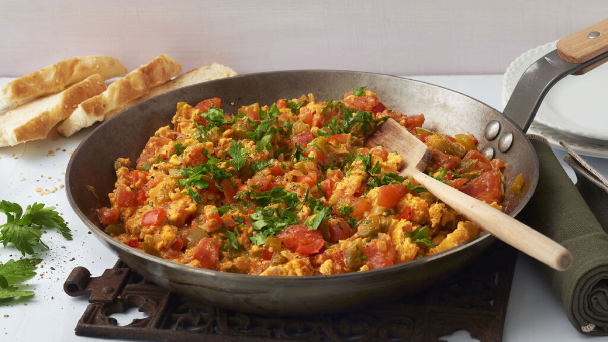 El menemen es un plato originario de Turquía que se prepara con unos pocos ingredientes muy sencillos. El menemen es un plato originario de Turquía que se prepara con unos pocos ingredientes muy sencillos.
