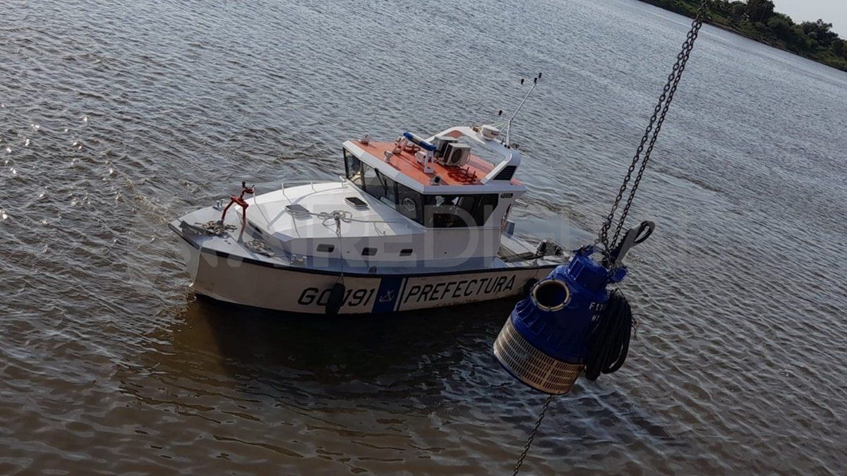 Con las tareas de colocación de bombas, colabora el ente porturario de Santa Fe. 