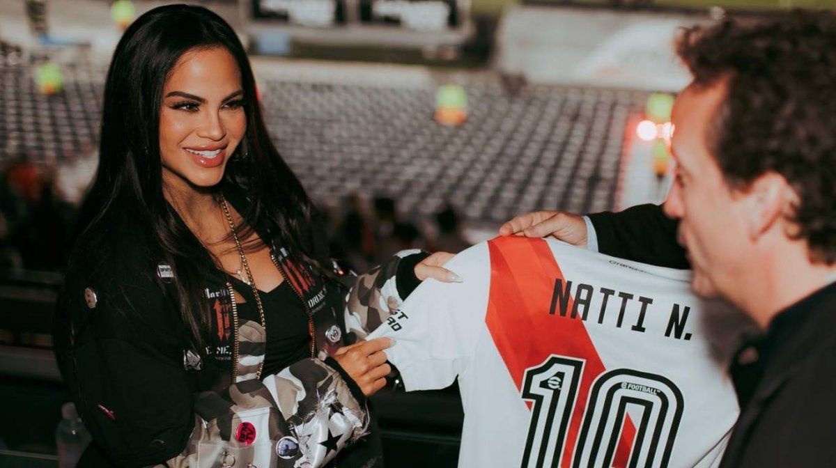 A Natti Natasha le regalaron la camiseta de River en su visita al Monumental.
