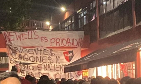 Hinchas de Newells se manifestaron su bronca en el estadio Hinchas de Newells se manifestaron su bronca en el estadio