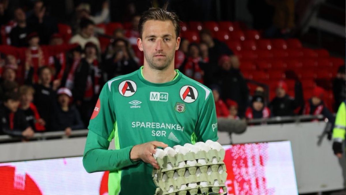 Fútbol insólito: fue figura del partido y recibió 4 maples de huevos como premio. Fútbol insólito: fue figura del partido y recibió 4 maples de huevos como premio.