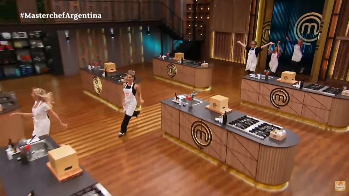 Los participantes entrando a set de MasterChef